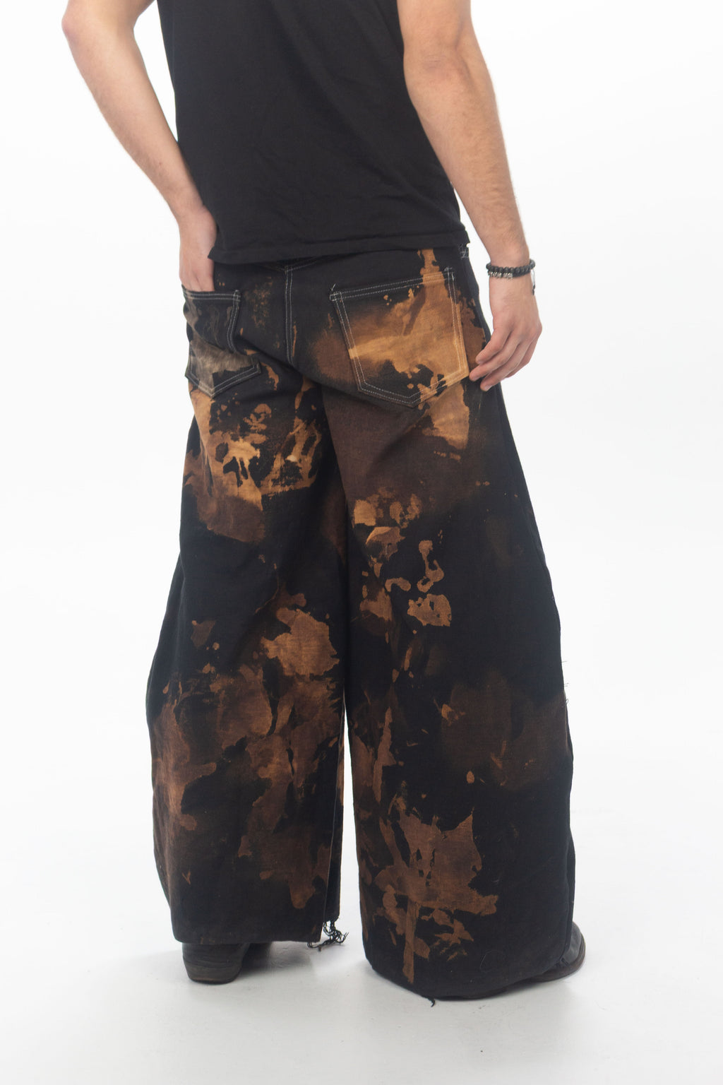 Untouched Bleached Jeans in Black